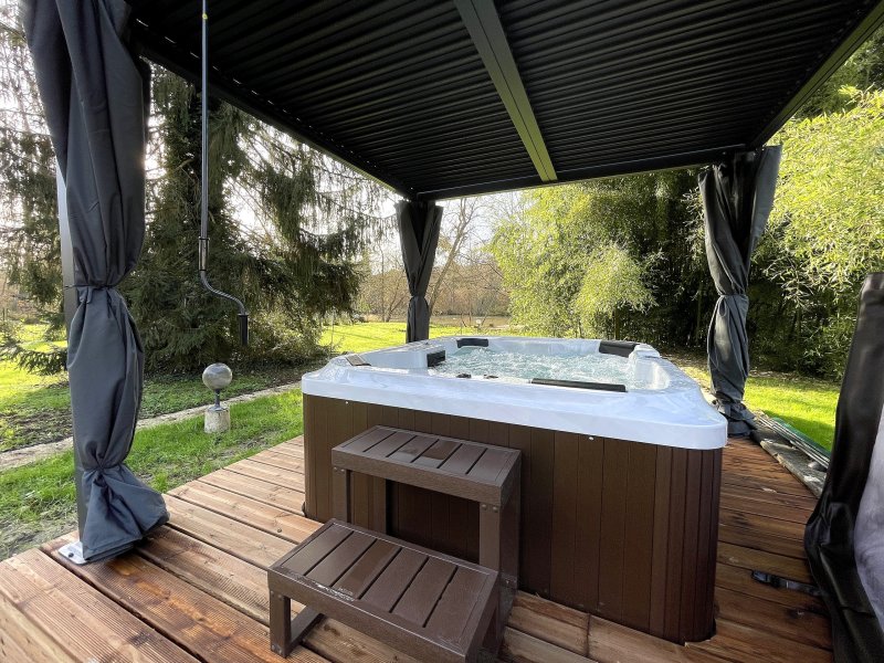 Photo Jacuzzi au bord de la Rivière !