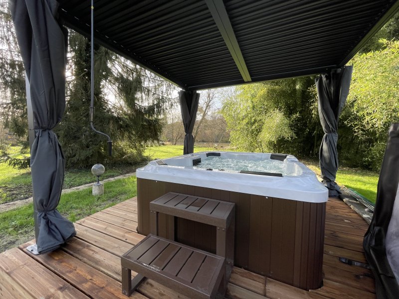 Photo Jacuzzi au bord de la Rivière !