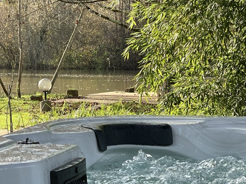 Photo Jacuzzi au bord de la Rivière !