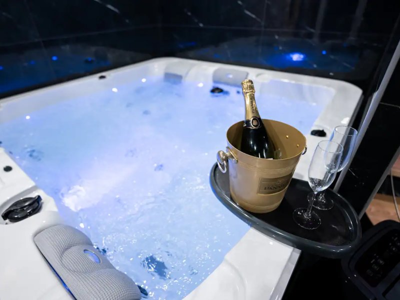 Photo L'Elixir d'Amour • Jacuzzi et sauna • Luxe-Confort