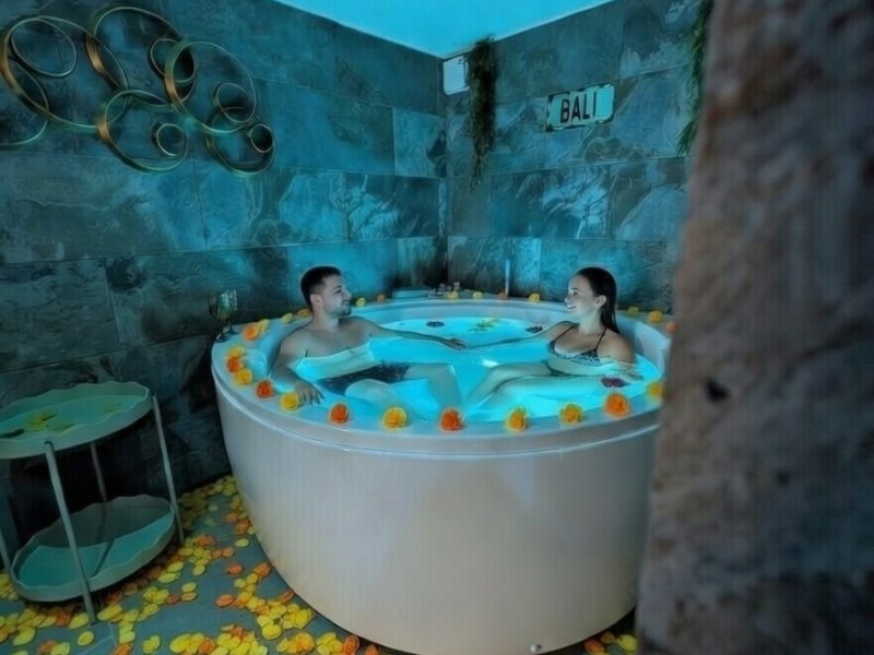 Photo Nuit insolite avec Spa privatif, billard, jardin, immersion BALI
